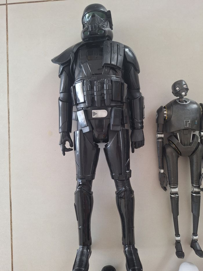 lot de 6 figurines Star Wars, 5 grandes et une géante de 50 cm .
-Death Trooper
-K-2SO
-Kylo Ren x 2
-Stormtrooper
-Dark Vador - photo numéro 2