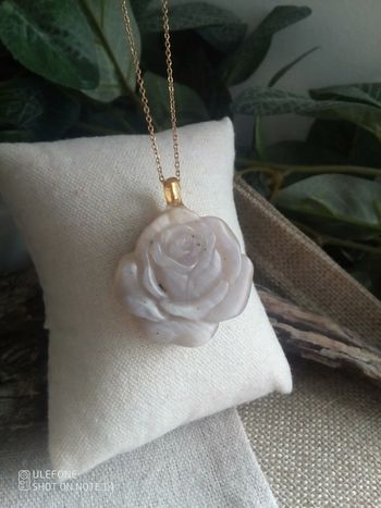 Collier pendentif en pierre de lune taillée en forme de rose