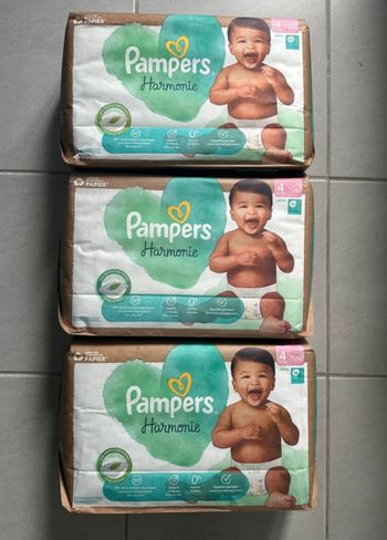 Lot de 4 paquets de couches Pampers taille 4