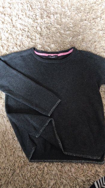 Pull gris avec strass manche et taille