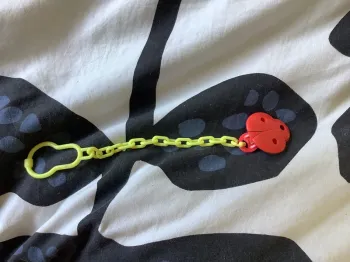 Attache sucette / accroche sucette coccinelle jaune et rouge