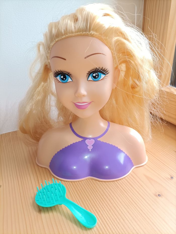 Tête à coiffer blonde 20 cm avec peigne très bon état - photo numéro 1