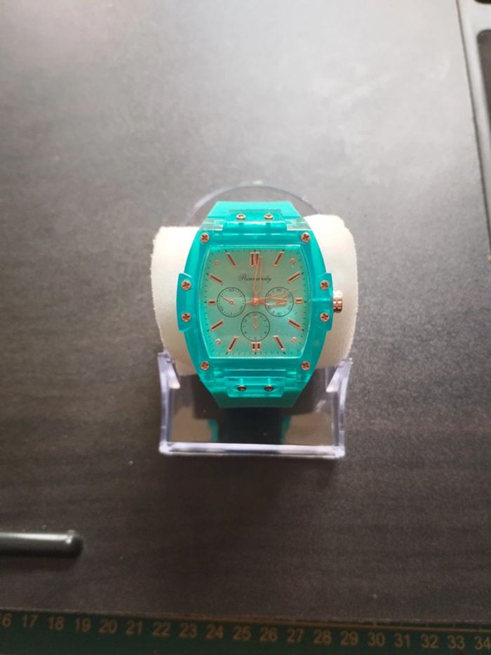 Montre femme neuve avec boîte