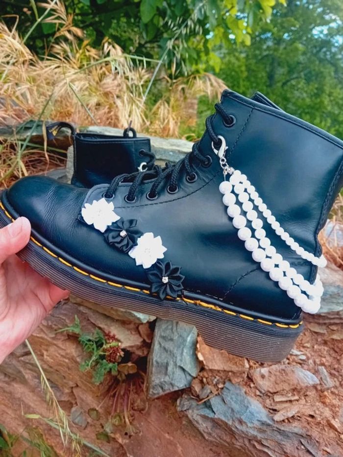 Dr. Martens noir made in England 🇬🇧 custom chic perles et fleurs uk7 40 - photo numéro 5