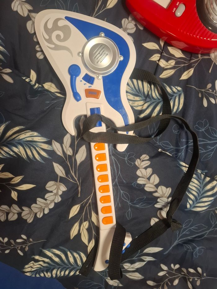 Guitare électrique parfait état
Enfant à partir de 3ans.