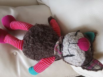 Doudou chat multicolore en posture debout nez rose rouge bras rayé rose  rouge fushia multicolore face tête gris grise  marron foncé corps