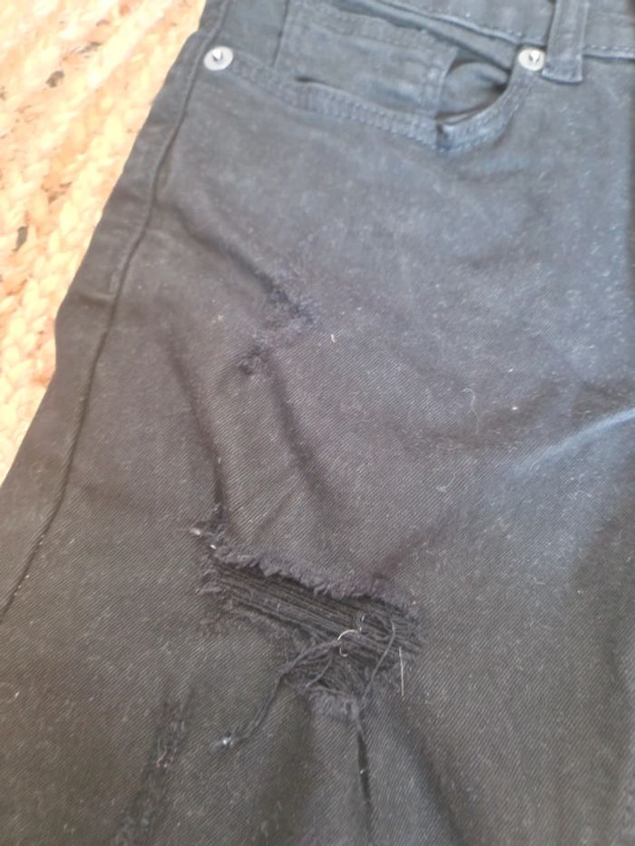 Short / bermuda en jeans destroy noir Kiabi 🌎10 ans 🌎 - photo numéro 5