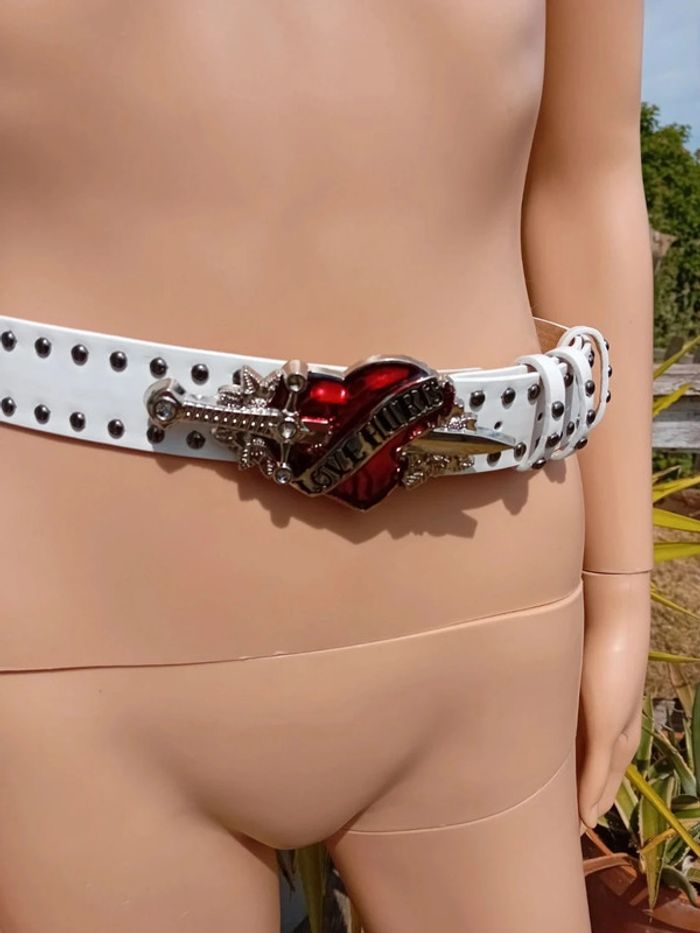 Ceinture blanche cloutée avec boucle cœur transpercé Love Hurts 100cm - photo numéro 3