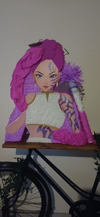 Pinatas anniversaire XL K-pop Rumi 