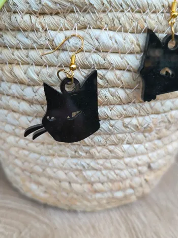 Boucles d'oreilles asymétriques silhouette chat 🐱