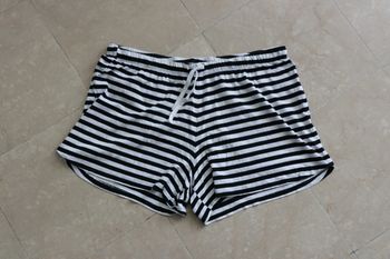 Short de pyjama rayé noir et blanc