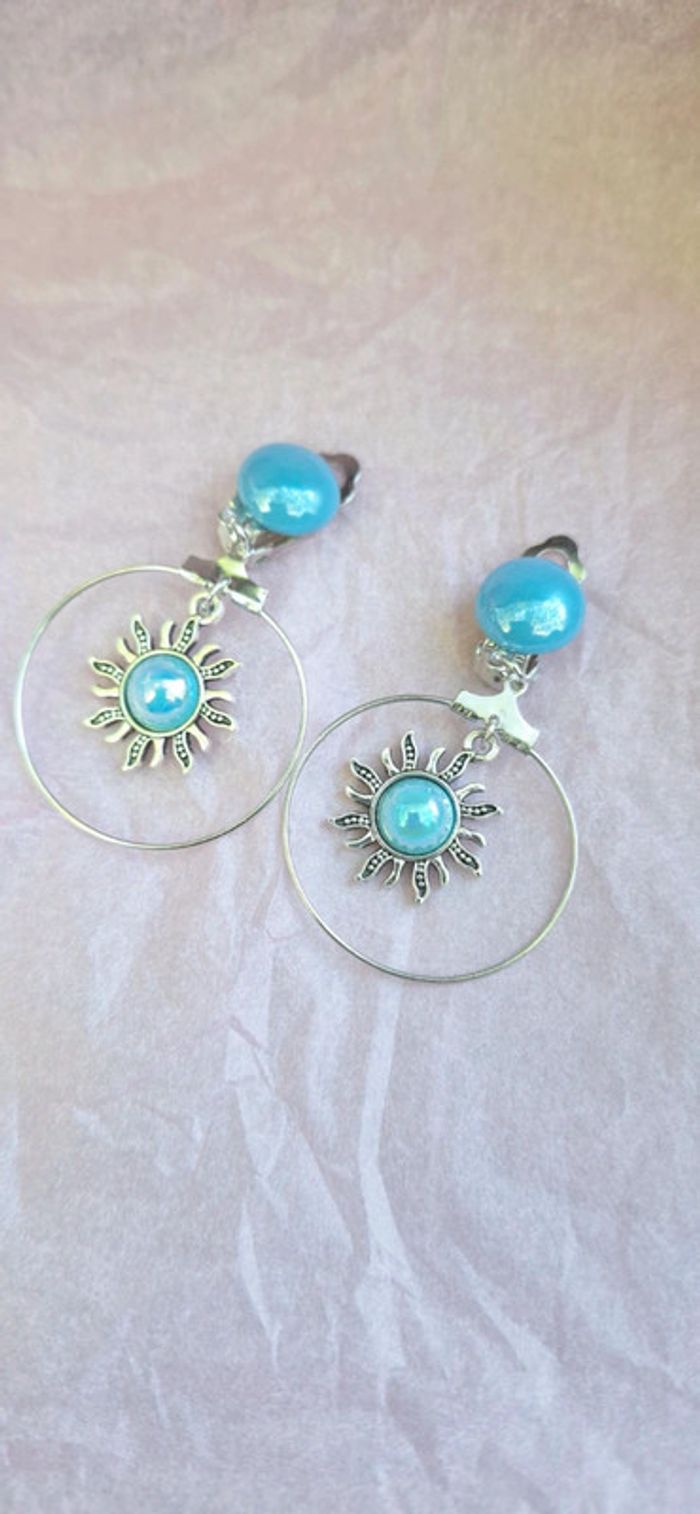 Boucles d’oreilles a clips cercle et soleil bleu ciel