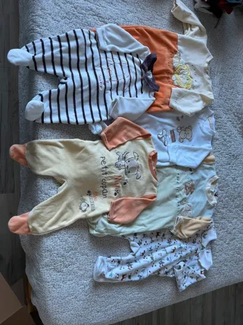 Lot bodies et pyjamas 6 mois