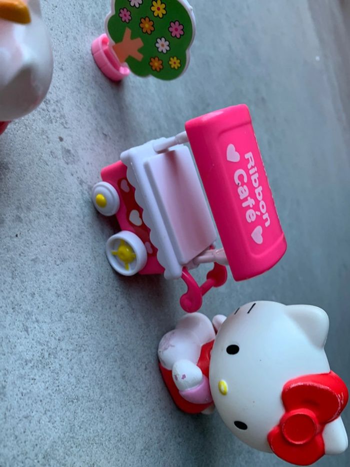 Lot jouet hello kitty marchande avec terrasse sucette figurine arbre panier etc - photo numéro 10