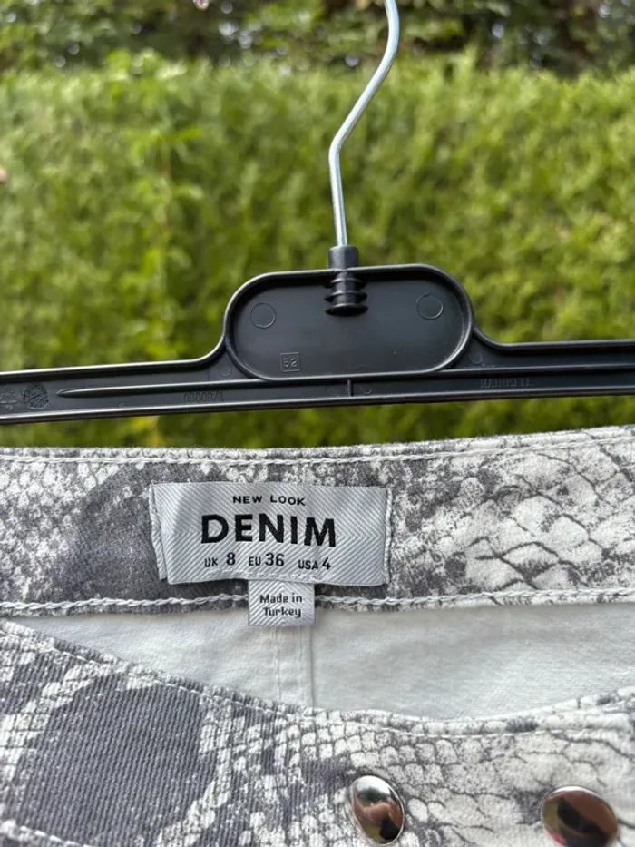 Jupe en jean imprimé python gris et blanc – Marque New Look - photo numéro 3