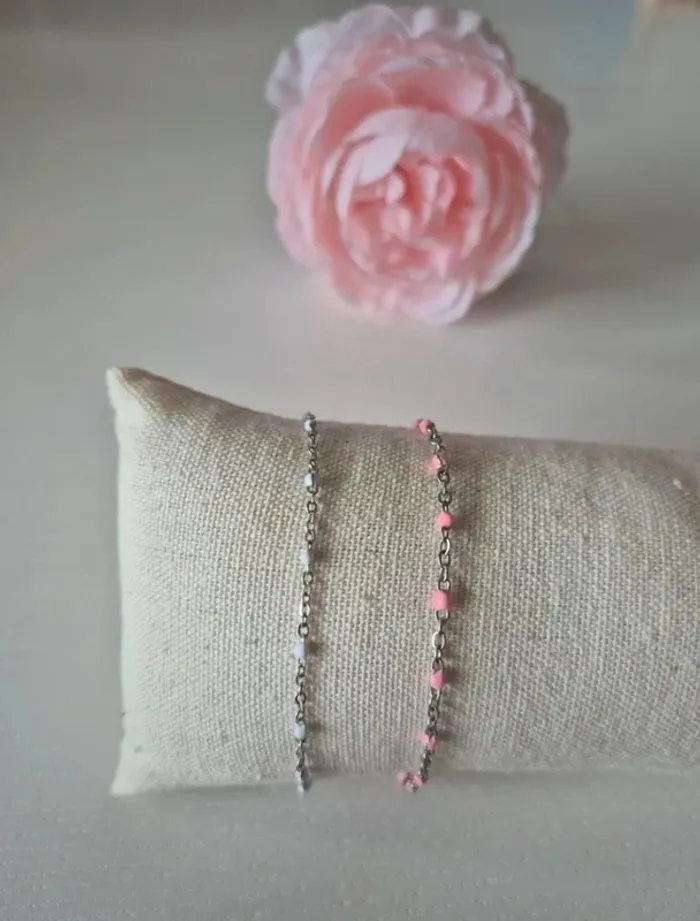 Lot de 2 bracelets argenté : rose et blanc
🌸 en acier inoxydable - photo numéro 3