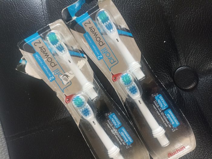 Brosse à dents électrique à piles avec 4 brossettes de rechange - photo numéro 3