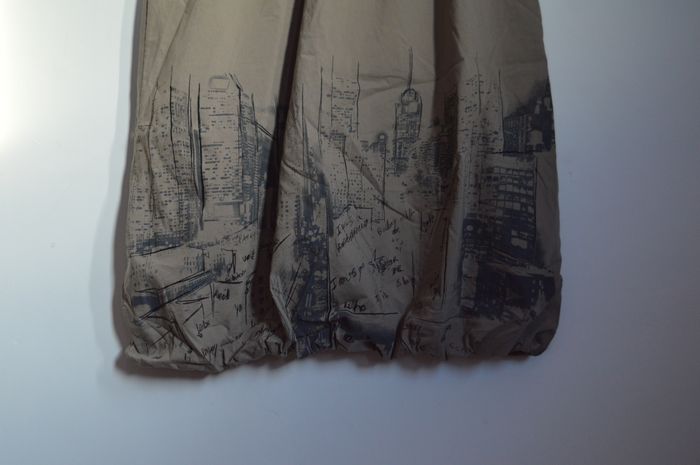 Robe taupe Jacqueline Riu taille 44 – imprimé ville moderne - photo numéro 2