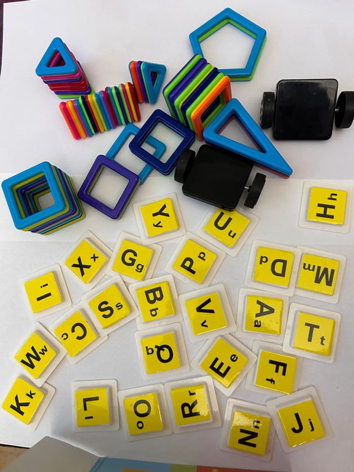 Neuf: jeu blocks magnétics et lettres de l’alphabet, 2 plateaux roues - photo numéro 3