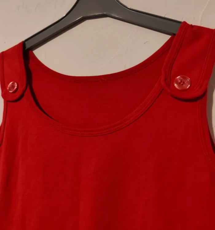 Adorable débardeur rouge vintage avec gros boutons taille 46 - photo numéro 2