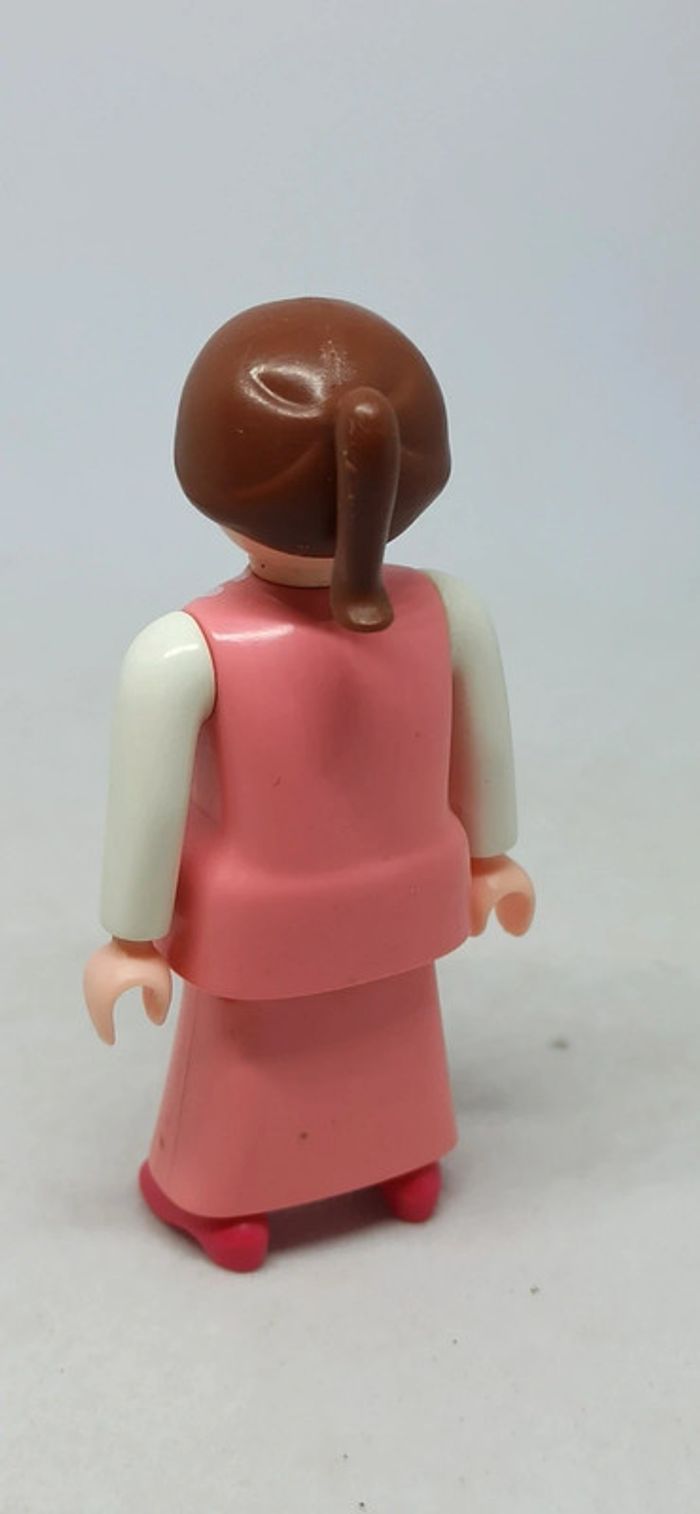 Femme avec en robe rose avec taches de rousseur playmobil - photo numéro 2