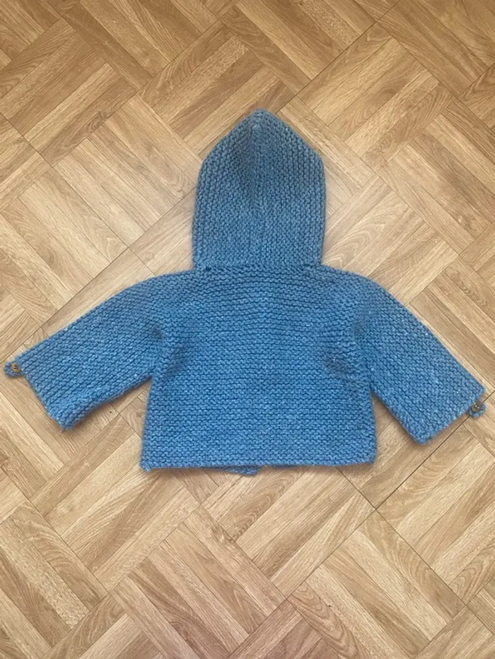 Sweat pull over avec capuche en tricot bleu fait à la main taille 24 mois - photo numéro 2