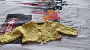 Très joli petit boléro bébé fille lisez bien l'annonce surtout