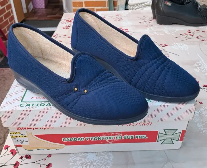 Beaux chaussons bleu marine avec détails supiqures et perles dorées - T38 - Parami - photo numéro 3