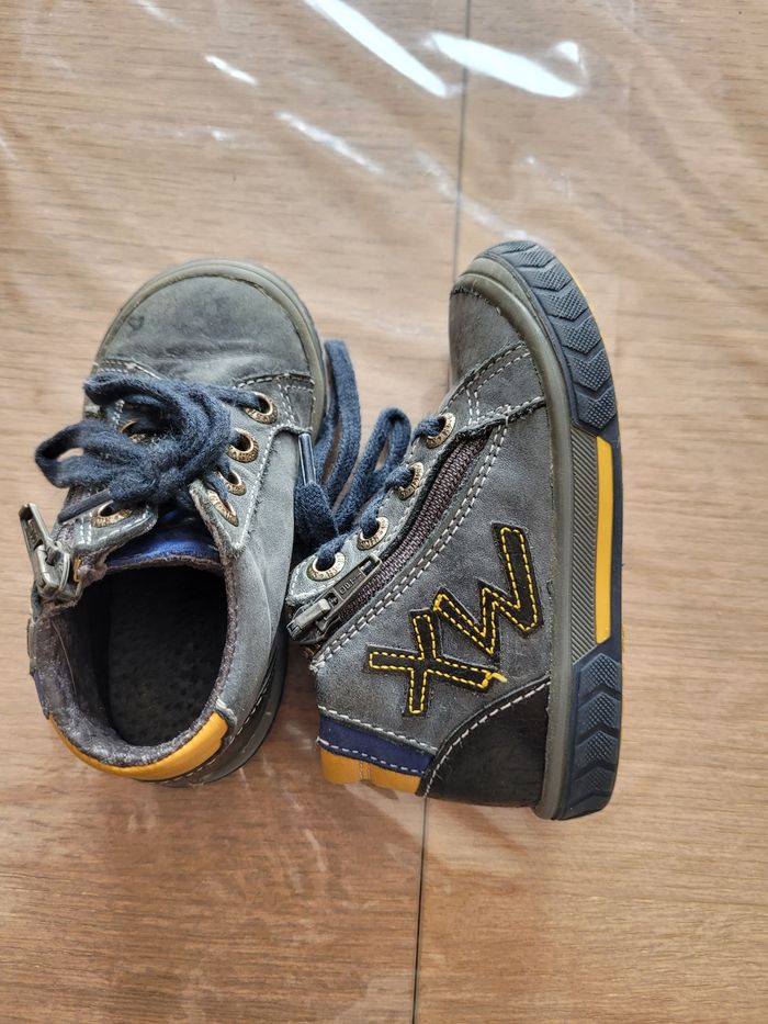 Lot chaussures / chaussons T21 garçon - photo numéro 2