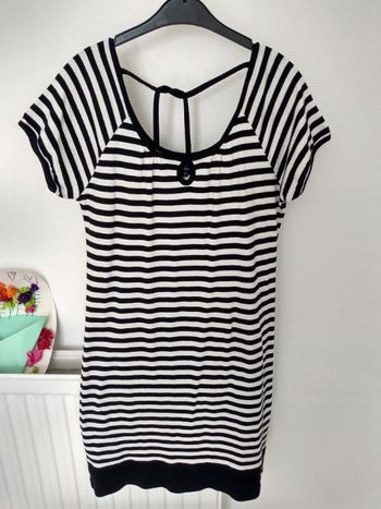 Robe noire et blanche