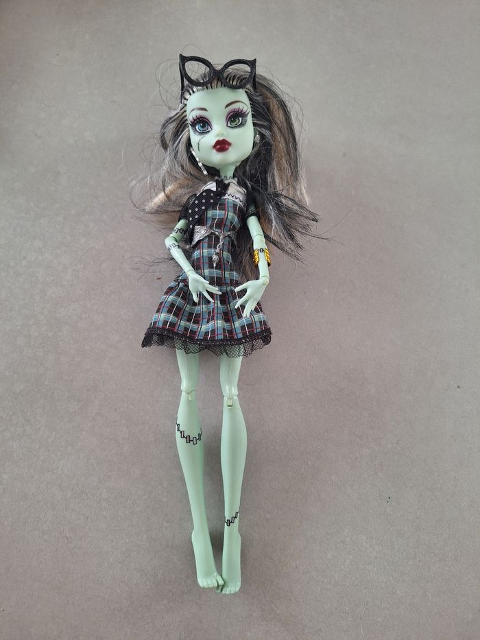 Lot 10 poupées monster high et supports - photo numéro 5