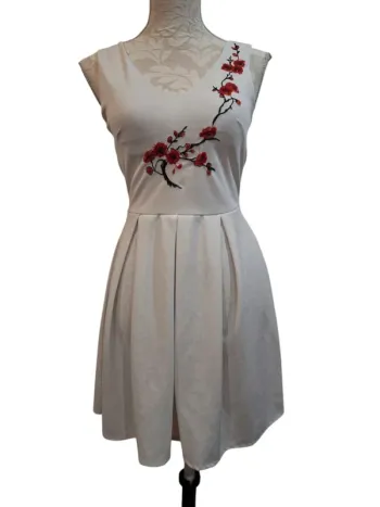 Robe blanche fleurie rouge new collection taille S 36