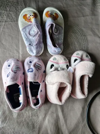 Lot chaussons fille de 22 a 24