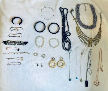 Lot de bijoux (bracelets, boucles d'oreilles, colliers, bagues, etc.)