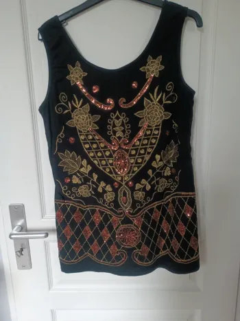 Haut original travaillé à la main