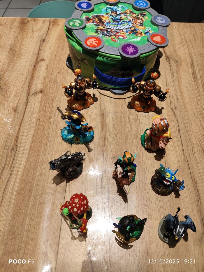 Lot de 10 Skylanders avec sac de rangement