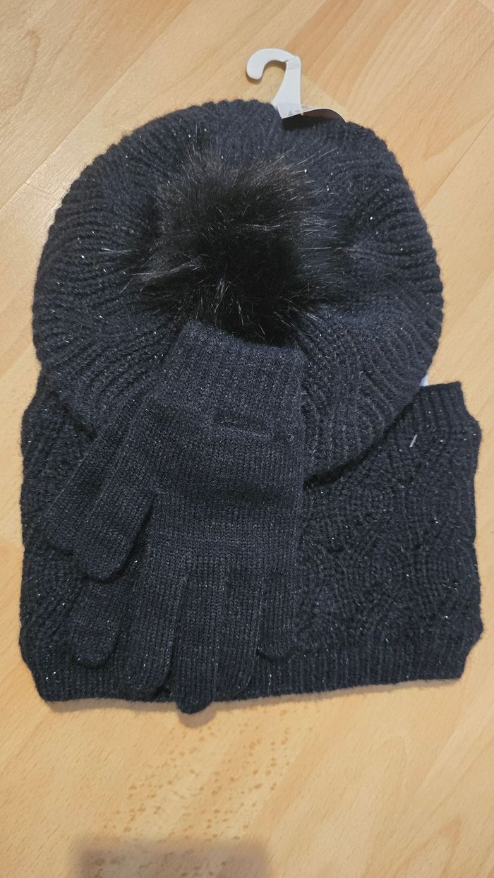 Neufs (non portés) 🏷🤩😍🥰ensemble béret,snood,gants 8ans Fille 😍🤩🥰