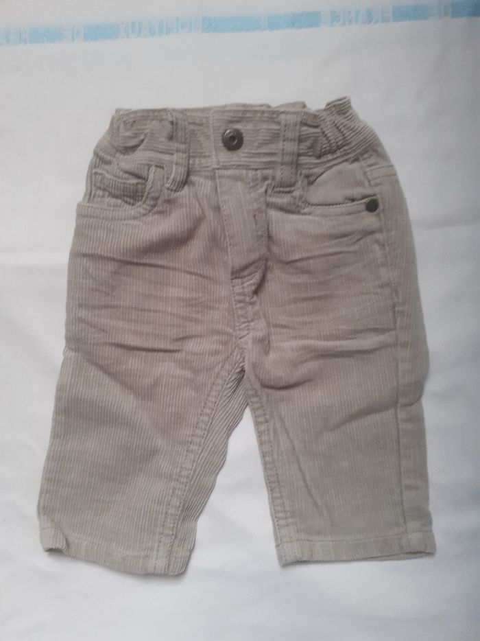 Pantalon gris en velours côtelé