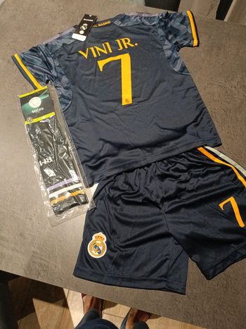 Tenue foot Real Madrid Vini Jr bleu. T.22