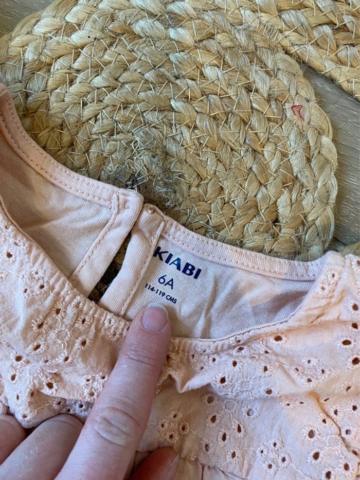 Top rose clair motif ajouré et volants Kiabi taille 6 ans - photo numéro 4