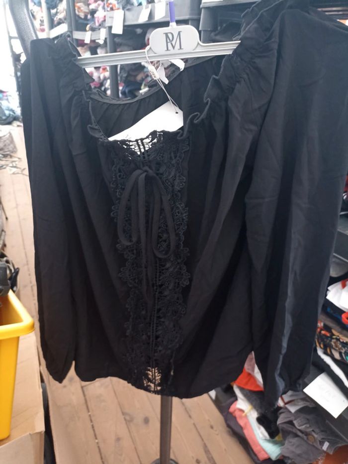 Tee shirt taille M avec un peu de dentelle - photo numéro 2