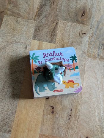 Livre marionnette "Arthur le triceratops"