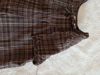 Marque Okaïdi taille 4 ans robe manche courte avec le bas de la robe à volant  .102cm avec petit nœud devant