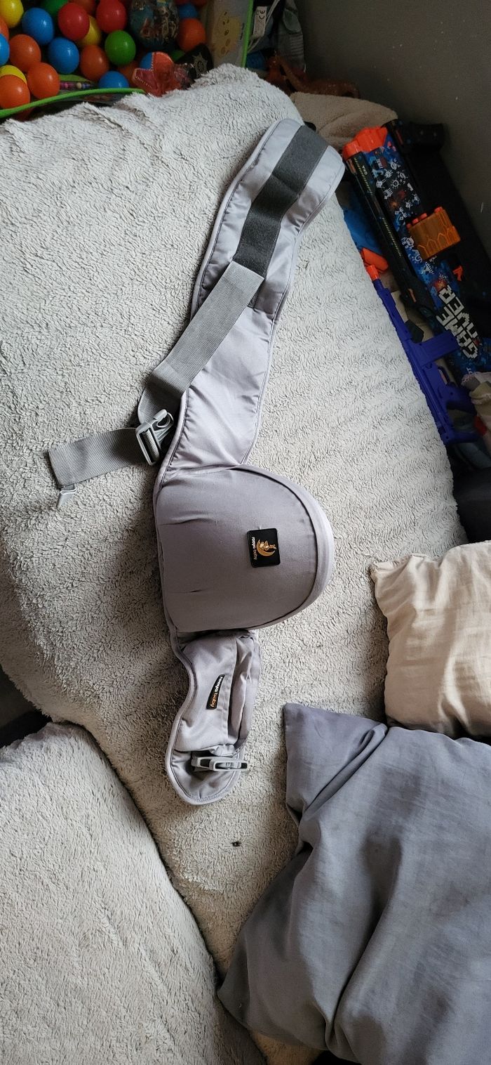 Porte bebe position assie