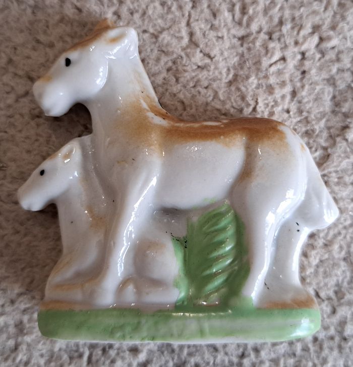 🗿 Statuette en céramique - chevaux, notée Japan