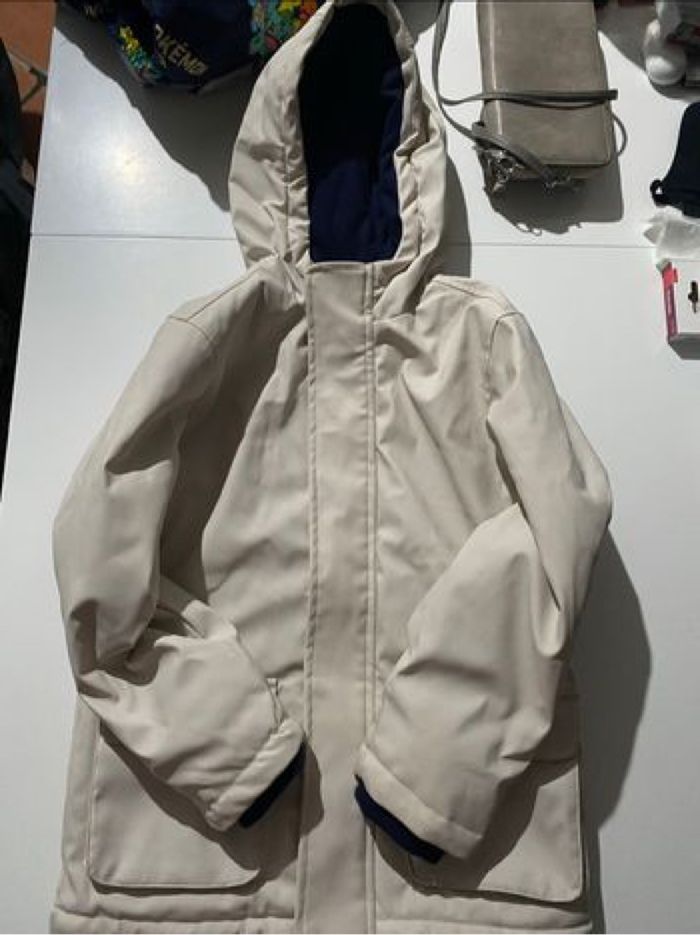 Manteau coupe vent et  blanc intérieur bleu marine ta 7/8 ans