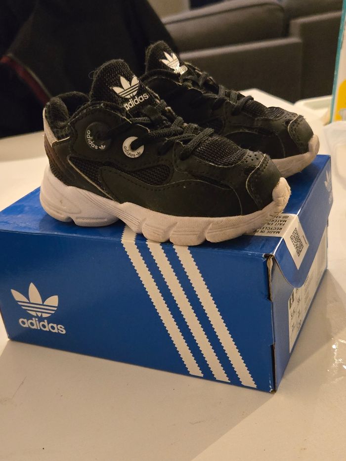 Basket adidas, taille 21