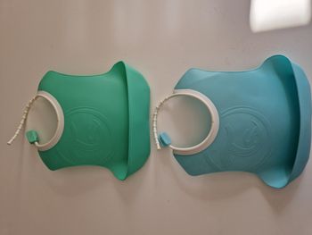 lot de 2 bavoirs rigides Twistshake 