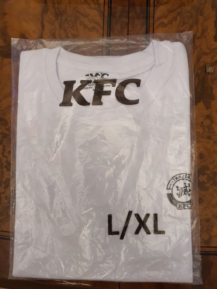 Neuf et Scellé T shirt Ultra rare  taille L/XL demon slayer tanjiro x Kfc édition interdit par Kfc