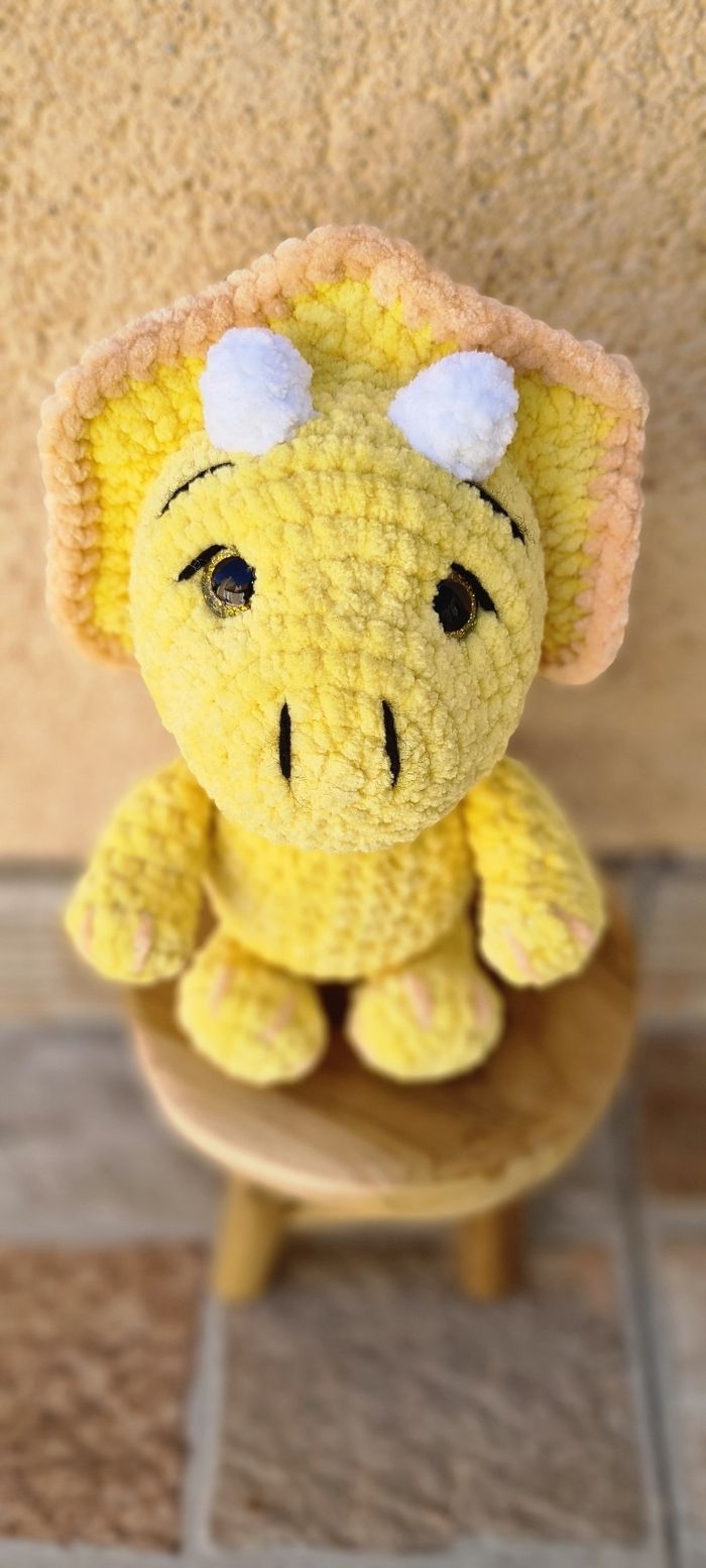 Bébé tricératops jaune 20cm
